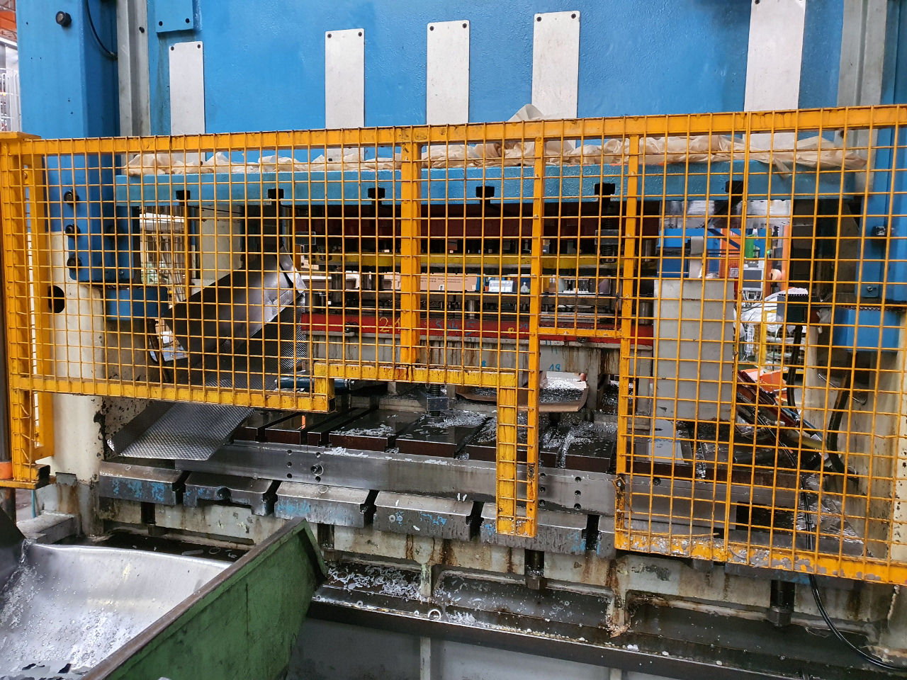 Spiertz 320 t hydraulic press PR2486, used