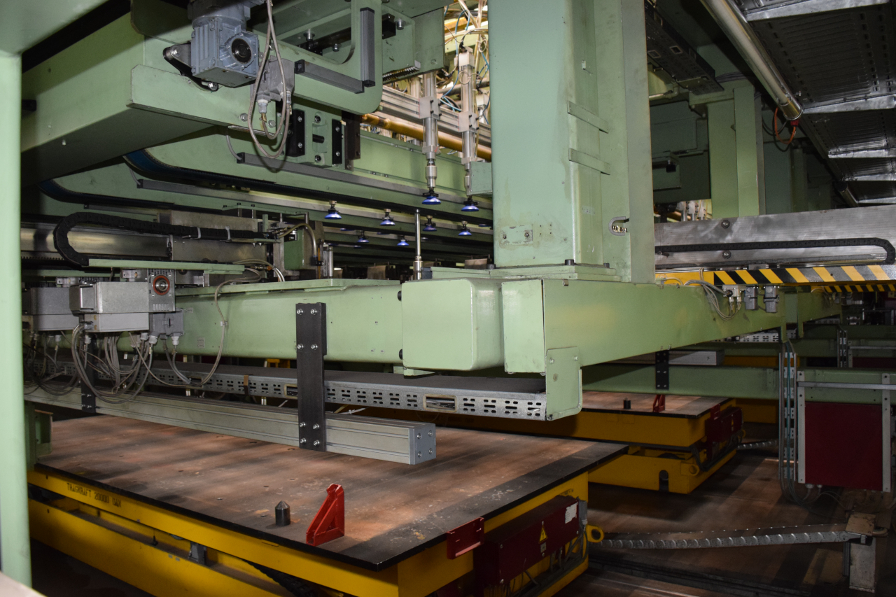 Müller-Weingarten S 7300.06.260 press line PR2494, used 	for production of Body Panel parts